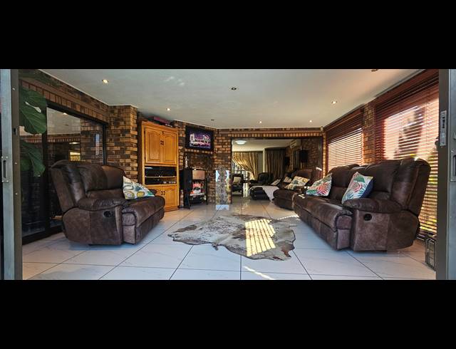 4 BEDROOM HOUSE FOR SALE IN MEYERSDAL